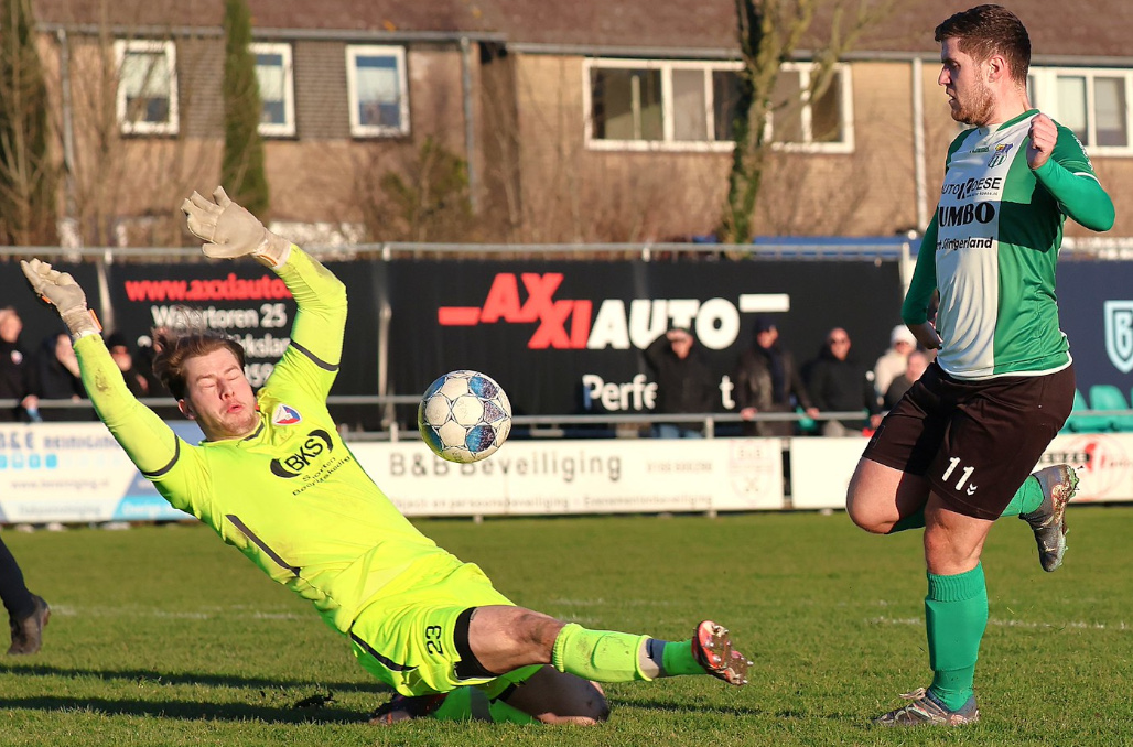 Tom de Ruiter schiet met zijn chocolade been tegen Axel de 2 – 2 binnen