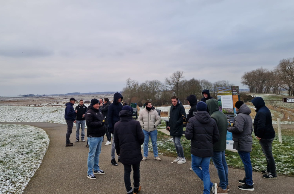 Waar WHS 1 en 2 in het warme Spanje hun trainingskamp afwerkten, trokken WHS 3 en 4 er juist op uit voor een winterse wandeling door de Thoolse polders.