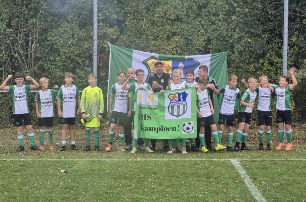 JO13-1 van WHS is ongeslagen kampioen geworden in de vierde klasse! 