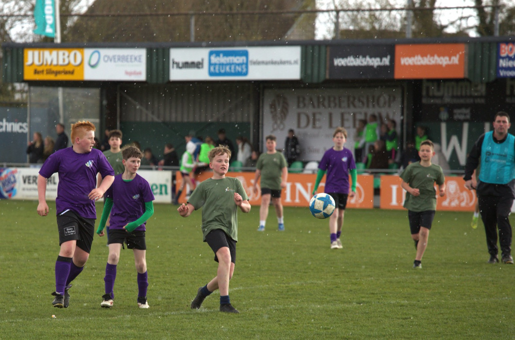 Schoolvoetbaltoernooi 2026 bij WHS groot succes